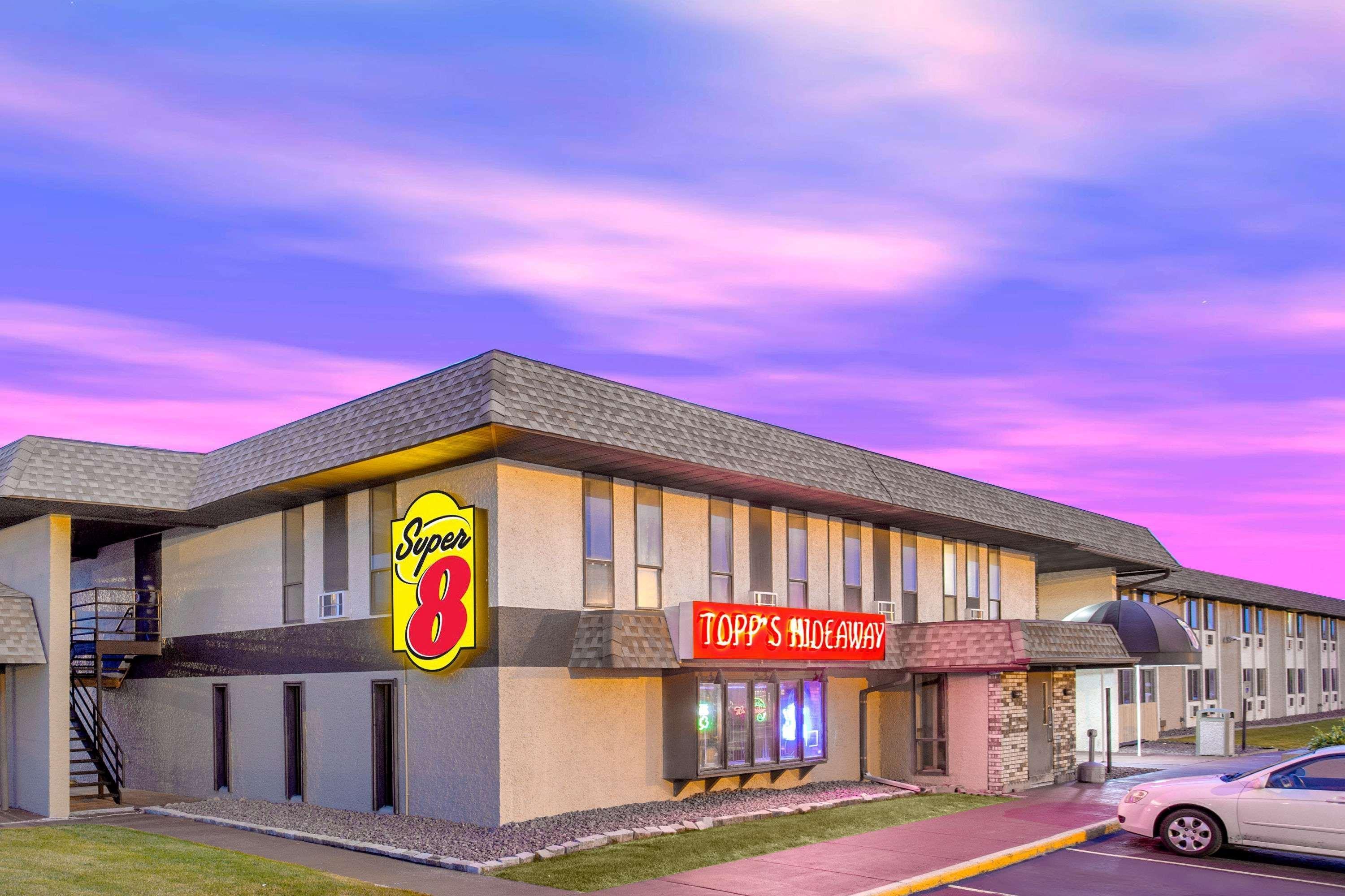 Отель Super 8 By Wyndham Windsor/Madison North Экстерьер фото