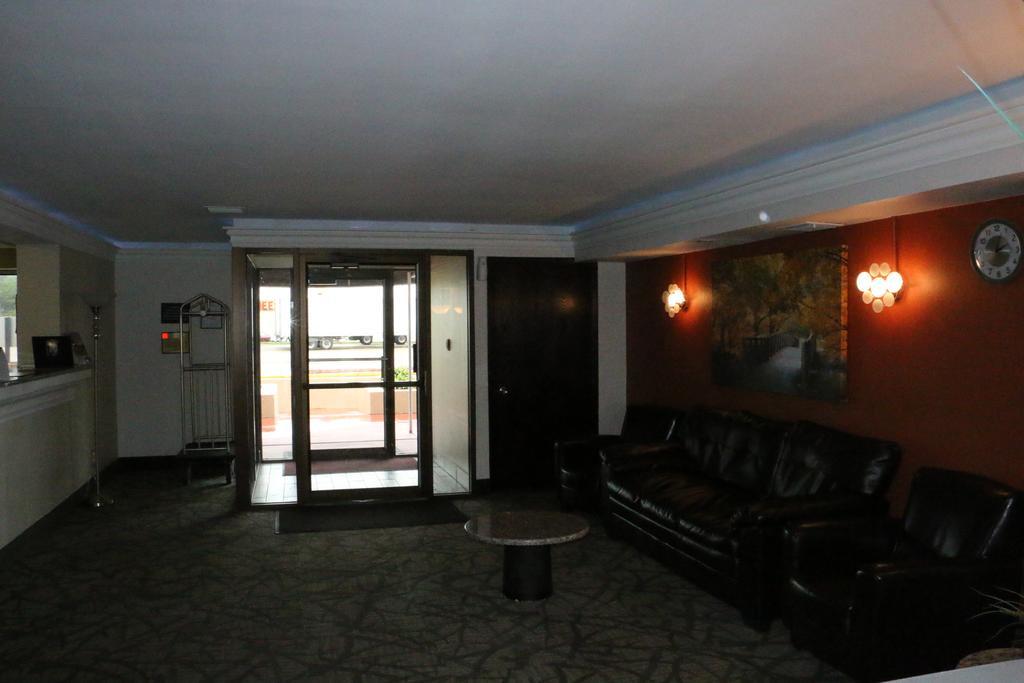 Отель Super 8 By Wyndham Windsor/Madison North Экстерьер фото